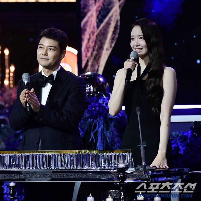 제4회 청룡시리즈어워즈(Blue Dragon Series Awards)가 18일 인천 파라다이스시티에서 열렸다. 사회를 맡은 전현무, 윤아. 인천=송정헌 기자songs@sportschosun.com/2025.07.18/