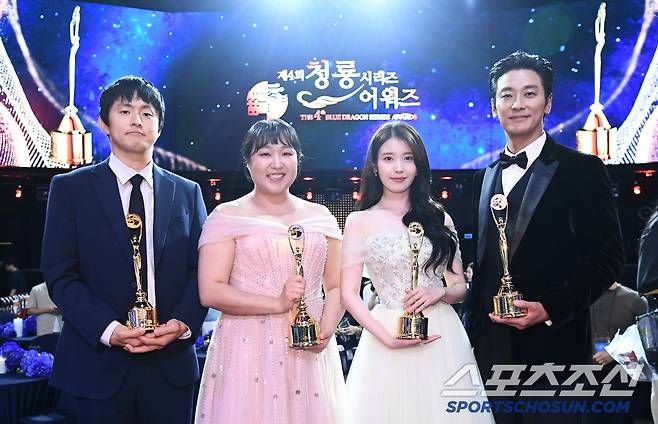 제4회 청룡시리즈어워즈(Blue dragon Series Awards)가 18일 인천 파라다이스시티에서 열렸다. 수상한 기안84, 이수지, 아이유, 주지훈이 기념 촬영을 하고 있다. 인천=허상욱 기자 wook@sportschosun.com/2025.07.18/