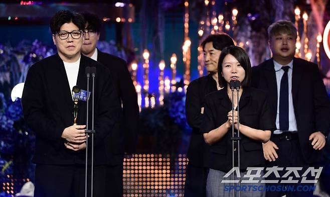 제4회 청룡시리즈어워즈(Blue dragon Series Awards)가 18일 인천 파라다이스시티에서 열렸다. 예능최우수작품상을 수상한 흑백요리사 김학민, 김은지 PD가 수상 소감을 말하고 있다. 인천=허상욱 기자 wook@sportschosun.com/2025.07.18/