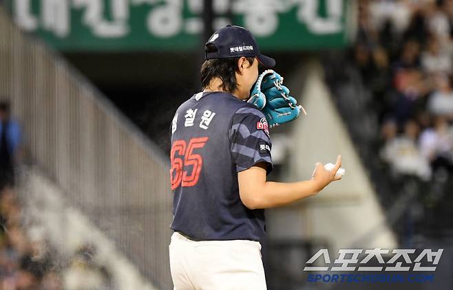 20일 잠실구장에서 열린 LG 트윈스와 롯데 자이언츠의 경기. 롯데 정철원이 숨을 고르고 있다. 잠실=박재만 기자 pjm@sportschosun.com/2025.07.20/