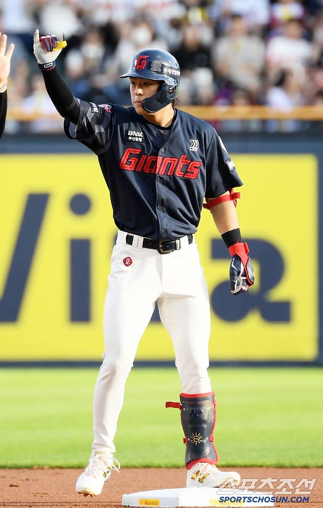 20일 잠실구장에서 열린 LG 트윈스와 롯데 자이언츠의 경기. 1회초 1사 롯데 한태양이 안타를 날린 뒤 환호하고 있다. 잠실=박재만 기자 pjm@sportschosun.com/2025.07.20/