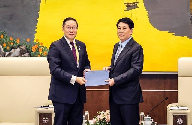 조현상 HS효성 부회장이 지난 15일 베트남 하이퐁에서 르엉 끄엉 베트남 국가주석을 만나 APEC 공식 초청장을 전달하고 있다. /HS효성