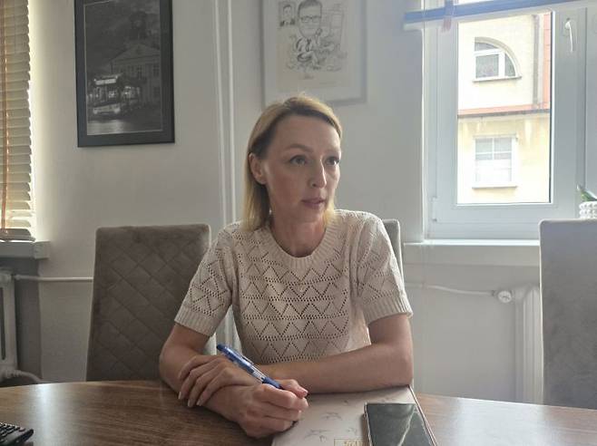 지난달 24일 폴란드 코닌시청에서 바르바라 마스테르낙 코닌시 비즈니스협력 매니저가 정의로운 전환의 일환으로 추진 중인 코닌시의 투자유치 방안에 대해 설명하고 있다. 주상돈 기자