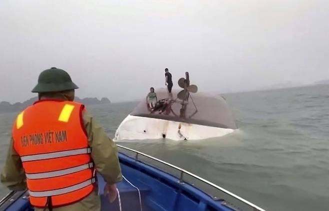 19일 베트남 북동부 꽝닌성 하롱베이에서 유람선이 뒤집혀 구조 대원들이 수색 작업을 벌이고 있다. AP연합뉴스