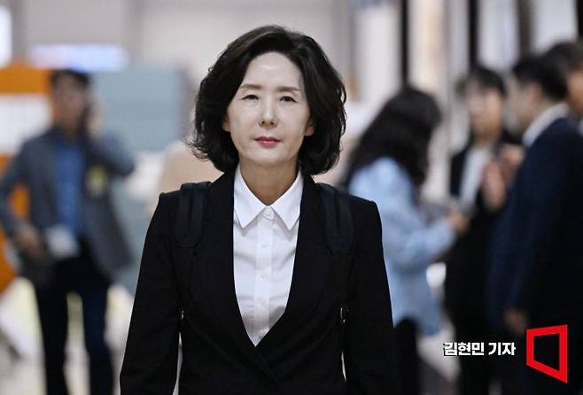 이진숙 사회부총리 겸 교육부 장관 후보자가 16일 국회 교육위원회에서 열린 인사청문회장으로 들어서고 있다. 2025.7.16 김현민 기자