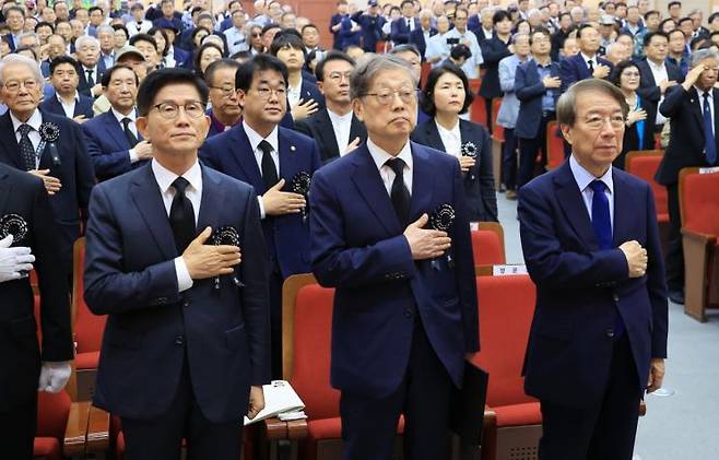 19일 서울 동작구 국립현충원 현충관에서 열린 이승만 전 대통령 서거 60주기 추모식에서 정운찬 전 국무총리, 김황식 이승만건국대통령기념사업회 이사장, 김문수 상임고문이 국기에 경례하고 있다. 연합뉴스