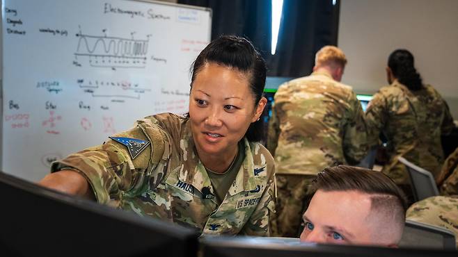 피닉스 하우저 대령(왼쪽)은 미국이 우주 분쟁에 대비해야 한다고 말했다