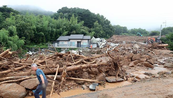 20일 오전 경남 산청군 산청읍 부리. 산사태로 마을이 매몰되면서 희생자가 발생했다. /김영근 기자