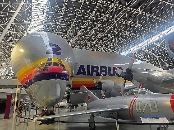 에어버스의 항공기 A300-600ST. 흰돌고래를 닮았다고 해서 '벨루가'라는 애칭으로 불린다. 관람객이 내부를 살필 수 있도록 했다./툴루즈=이종현 기자