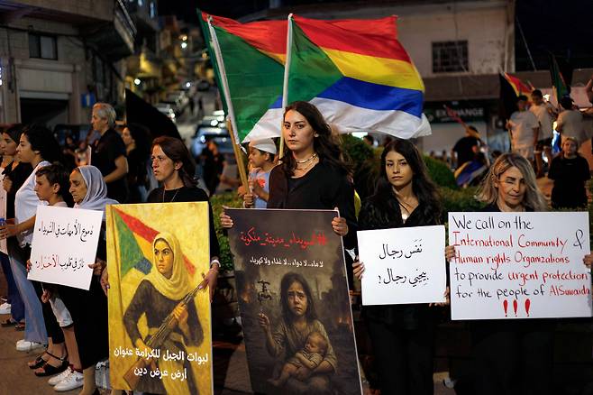 이스라엘이 합병한 골란고원 드루즈 공동체 구성원들이 2025년 7월 19일 골란고원 마즈달 샴스 마을에서 시리아 드루즈 공동체와 연대하는 집회를 열었다. /연합뉴스