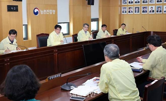 농촌진흥청은 16일부터 19일까지 이어진 집중호우로 충청·전라 지역을 중심으로 농경지 침수와 가축 폐사 등 피해가 발생함에 따라 2차 피해 최소화와 영농 재개를 위한 현장 기술지원을 추진한다고 20일 밝혔다. ⓒ농촌진흥청