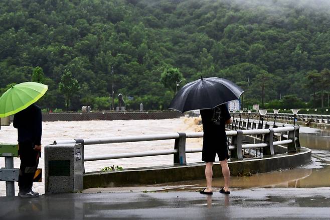 호우경보가 내려진 19일 오후 경남 산청군 생비량면 인근에서 주민들이 불어난 양천강을 바라보고 있다. 2025.07.19. 산청=뉴시스