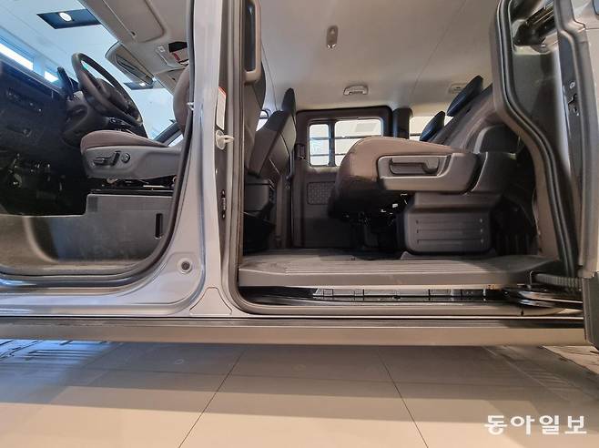 기아 은평갤러리지점에 전시된 PV5 패신저 모델을 옆에서 본 모습. 슬라이딩 도어를 열고 올라서게 되는 2열의 바닥면이 지상에서 39.9cm에 불과한 낮은 ‘스텝고’가 도드라진다. 운전석이 있는 1열은 바닥면을 뒷좌석보다  더 높여서 시야를 확보했다. 김도형 기자 dodo@donga.com