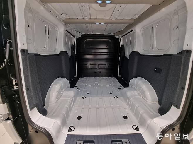 PV5 카고 모델의 적재 공간. 카고 모델 역시 적재함 바닥의 높이가 지상에서 41.9cm 수준인 낮은 ‘적재고’를 가지고 있다. 김도형 기자 dodo@donga.com