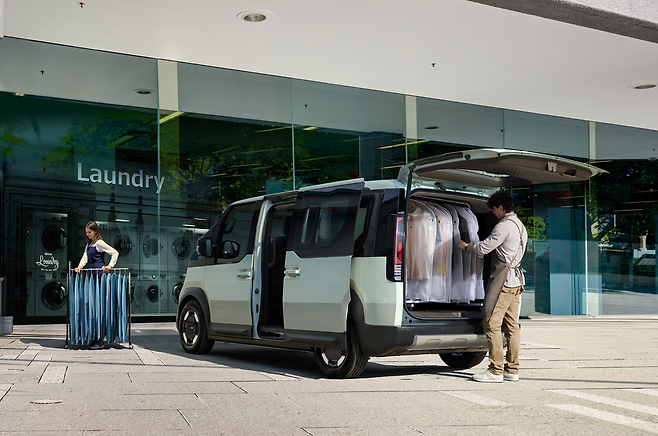 PV5를 세탁 관련 서비스에 활용하는 모습의 예시. 기아 제공