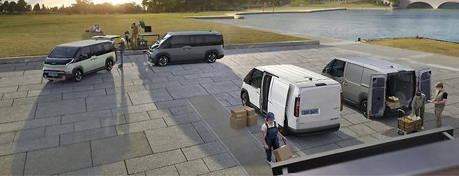 PV5를  이용하는 고객들의 다양한 활동 모습을 담은 이미지 사진. 기아 제공