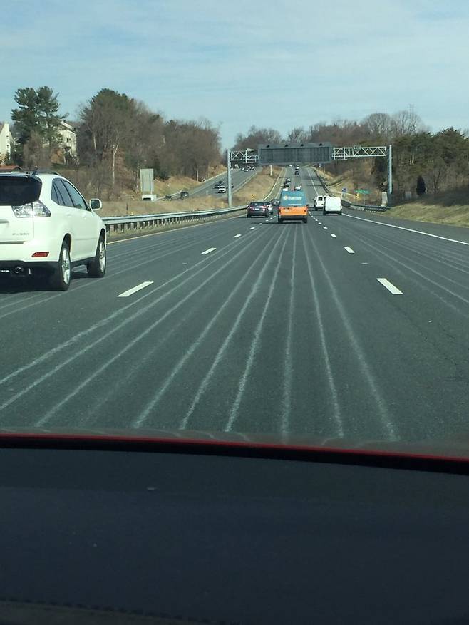미국 고속도로에 눈이 올 경우에 대비해 뿌린 소금으로 인해 생긴 선.  테슬라의 자율주행 시험에서 차가 차선과 소금선을 구별하지 못해 혼돈을 일으켰다.