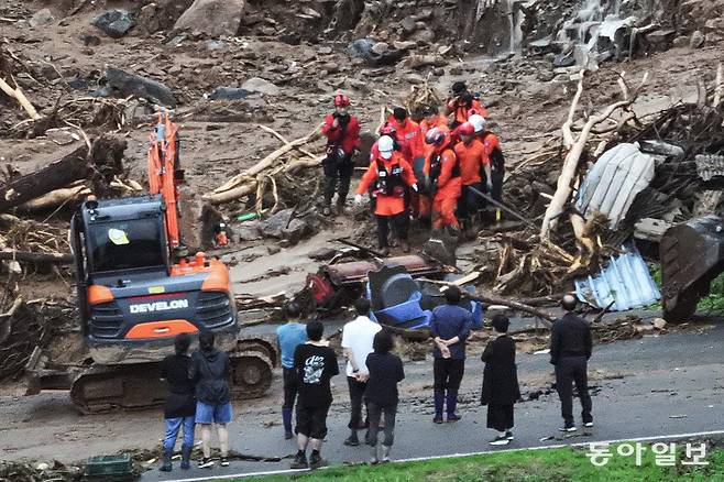 20일 경남 산청군 산청읍 부리마을에서 전날 산사태로 실종됐던 70대 A 씨의 유가족이 운구되는 유해를 바라보고 있다. 산청=박형기 기자 oneshot@donga.com