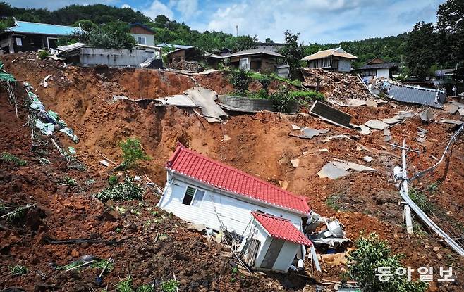 20일 경남 산청군 생비량면 상능마을이 지난 19일 폭우로 인한 산사태로 지반이 무너져 있다. 산청=박형기 기자 oneshot@donga.com