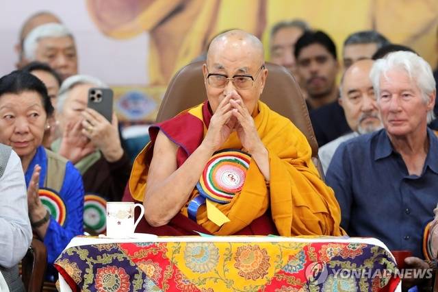 티베트의 정신적 지도자 달라이 라마(가운데)가 지난 6일(현지시간) 인도 히말라야 다람살라의 사원에서 90세 생일 축하에 참석해 신도들과 인사하고 있다.  달라이라마 오른쪽은 티베트불교의 독실한 신자로 알려진 영화배우 리차드 기어. EPA 연합뉴스