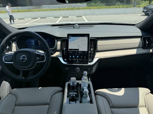 볼보 XC90의 1열 모습. 차세대 사용자 경험인 볼보 카 UX가 새롭게 적용된 11.2인치 세로형 디스플레이가 탑재됐다.