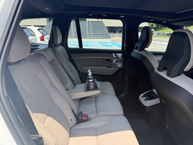 볼보 XC90의 2열 모습