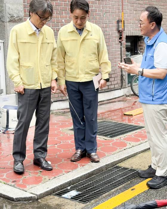 금한승 환경부 차관(맨 왼쪽)이 17일 서울 관악구 신림동 소재 반지하 주택 밀집지역을 방문하여 빗물받이 관리실태를 점검하고 있다. 사진 출처 : 환경부