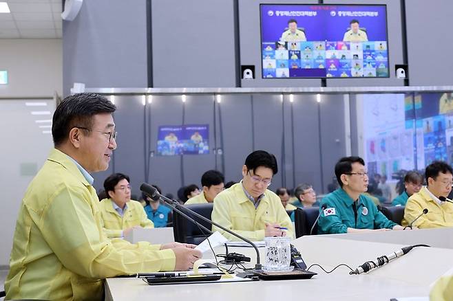 윤호중 행정안전부 장관이 20일 오전 정부세종청사 중앙재난안전상황실에서 호우 대처 중앙재난안전대책본부 회의를 주재하고 모두 발언을 하고 있다.