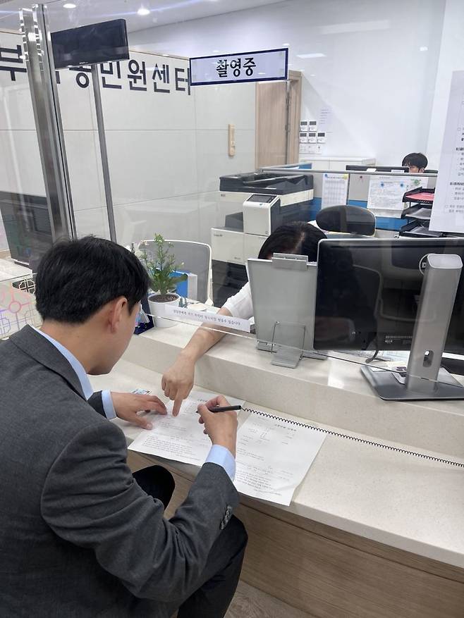 지난 16일 북아현3구역 조합원들은 국민권익위원회를 찾아 서대문구청의 인허가를 촉구하는 총 1336명의 탄원서를 제출했다. 북아현3구역 주택재개발정비사업조합 제공