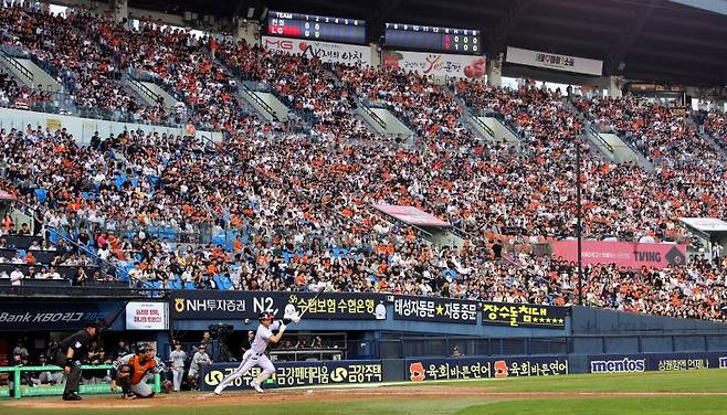 LG가 통산 17번째 100만 관중을 불러모았다. 뉴시스
