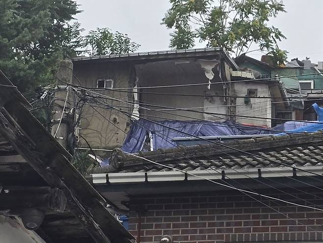 지난 17일 오전 서울 강북구 수유동의 한 단독주택 건물 외벽이 붕괴됐다. 사진=서지윤 기자