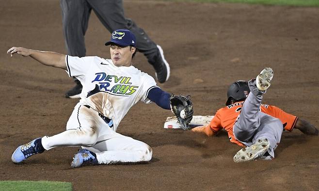 탬파베이 레이스 유격수 김하성이 20일(한국시각) 미국 플로리다주 탬파의 조지 M. 스타인브레너 필드에서 열린 2025 메이저리그(MLB) 볼티모어 오리올스와 안방경기에서 세드릭 멀린스의 2루 도루 때 포수가 던진 공을 어렵게 잡고 있다 탬파/AP 연합뉴스