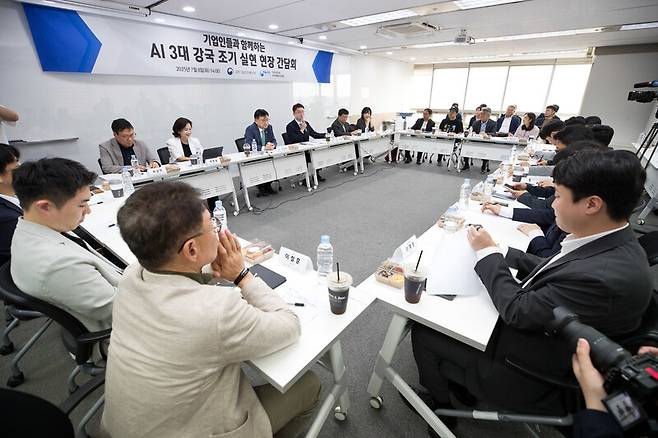 지난 8일 서울 송파구 아이티(IT)벤처타워 한국인공지능소프트웨어산업협회에서 열린 ‘인공지능 3대 강국 조기 실현 현장 간담회’. 과학기술정보통신부 제공