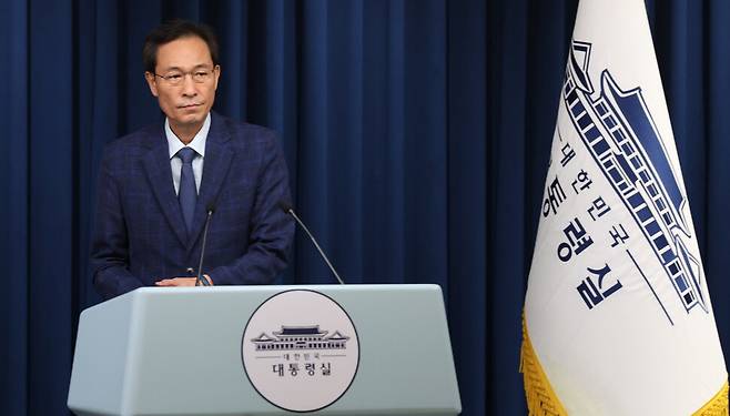 우상호 정무수석이 20일 장관 인선 관련 브리핑을 하기 위해 용산 대통령실 기자회견장에 들어서고 있다. 우 수석은 이재명 대통령이 이진숙 교육부 장관 지명을 철회했다고 밝혔다. 연합뉴스