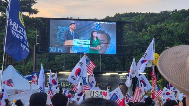 모스 탄(화면 왼쪽) 미국 리버티대 교수가 15일 서울대 정문 앞 광장에서 열린 보수 단체 트루스포럼 간담회 연단에 올라서 있다. 김나연 기자