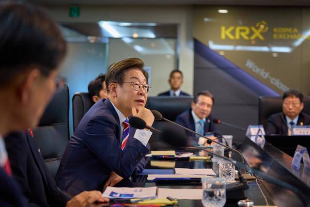 이재명 대통령이 11일 서울 영등포구 한국거래소 통합관제센터를 방문해 증시 시황 및 시장 감시 체계 브리핑을 듣는 모습. 이재명 대통령 SNS.