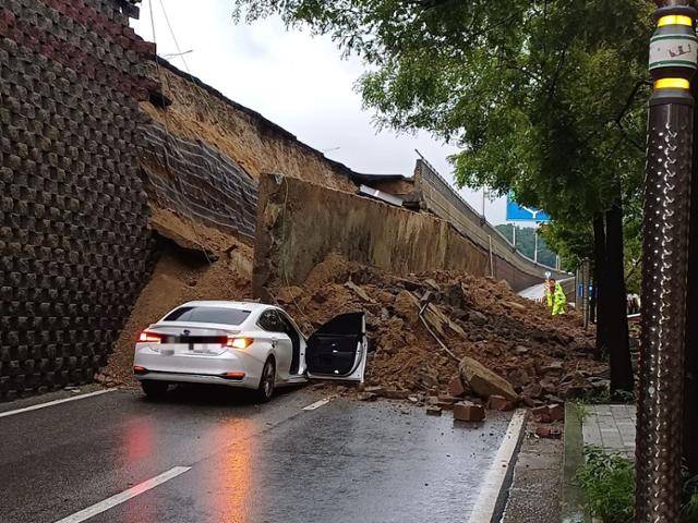 16일 경기 오산시 가장교차로 고가도로 옹벽이 폭우로 붕괴돼 차량 2대가 깔려 있다. 뉴스1
