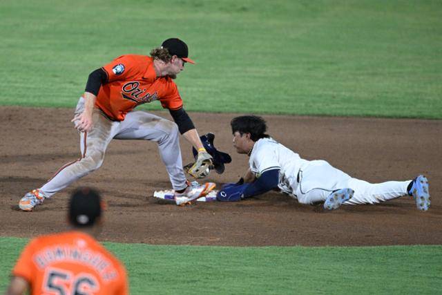 미국 메이저리그 탬파베이의 김하성이 20일 미국 플로리다주 탬파의 조지 M 스타인브레너 필드에서 열린 볼티모어와 경기에서 8회 안타를 치고 나간 후 2루를 훔치고 있다. 탬파=AP 연합뉴스