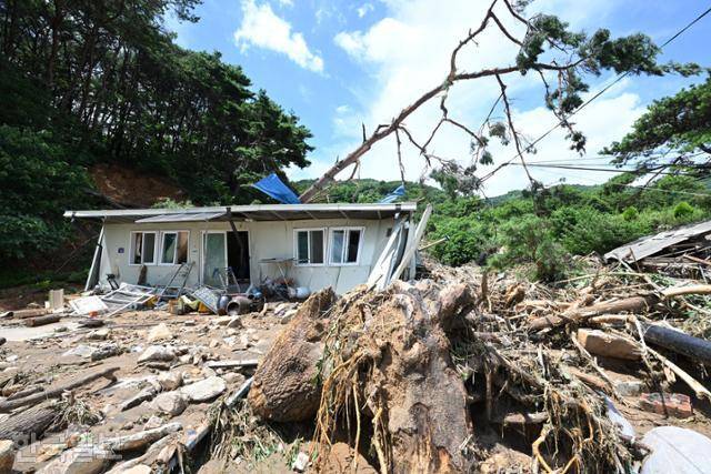 20일 경남 산청군 부리마을 일대에 전날 발생한 산사태로 토사가 쏟아져 주택을 덮치자 주택이 종잇장처럼 무너지고 나무가 뿌리째 뽑혀있다. 산청=박시몬 기자