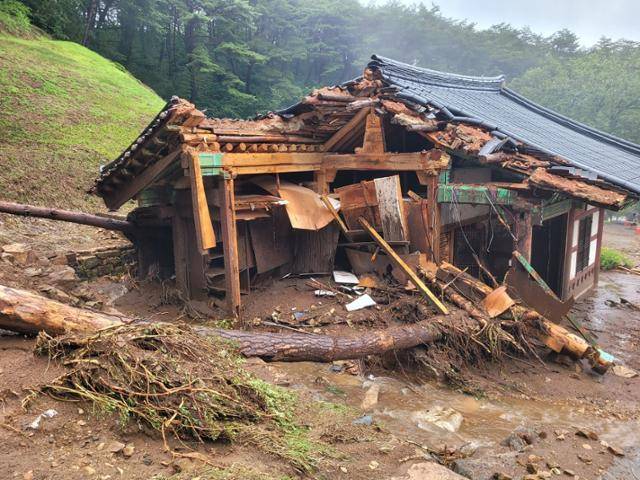 19일 하루 300㎜에 육박하는 비가 쏟아진 경남 산청에서는 보물 '산청 율곡사 대웅전' 건물이 파손되는 등 큰 피해가 발생했다. 국가유산청 제공