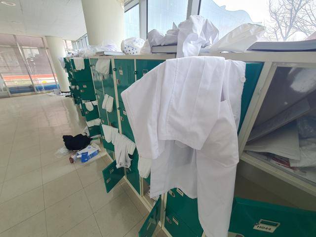 지난해 3월 서울의 한 의과대학 강의실 앞 사물함에 가운이 걸려있다. 박시몬 기자