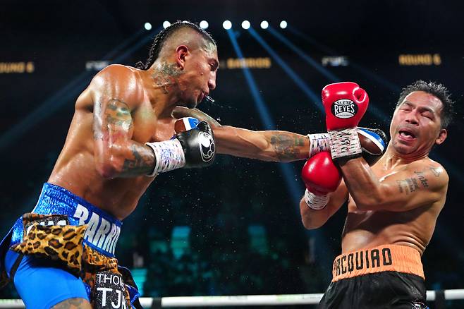 매니 파키아오(오른쪽)와 마리오 바리오스의 복싱 경기 모습. 사진=로이터 연합뉴스