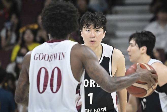 대표팀 이현중이 20일 열린 카타르와의 2025 남자농구 국가대표 평가전서 굿윈을 수비하고 있다. 사진=대한민국농구협회