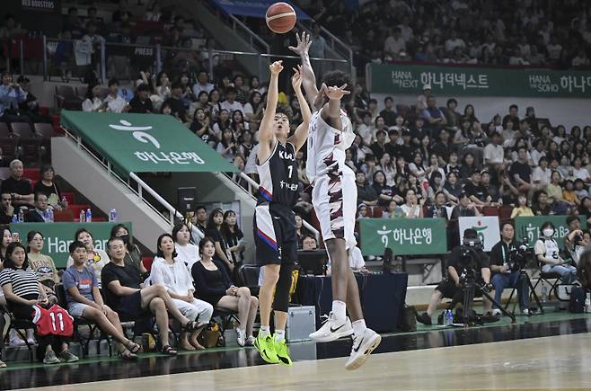 대표팀 이현중이 20일 열린 카타르와의 2025 남자농구 국가대표 평가전서 3점슛을 시도하고 있다. 사진=대한민국농구협회