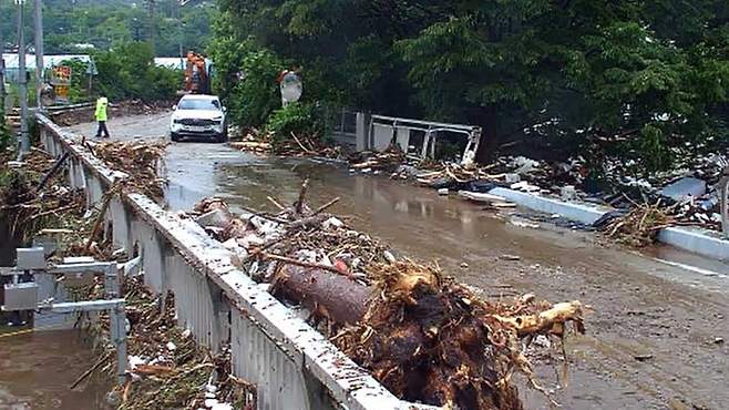 가평 조종천 월류한 대보교 [연합뉴스/한강홍수통제소 CCTV 캡처]