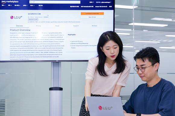사진은 LG유플러스 직원들이 자체 개발한 금융특화 sLLM ‘익시젠’을 테스트하는 모습. [사진=LGU+]