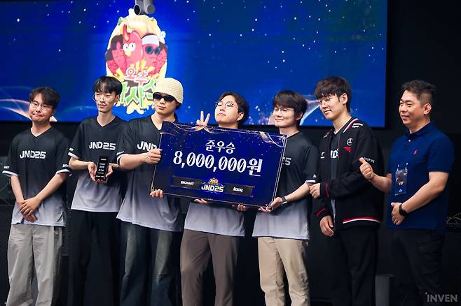 ▲ 준우승을 차지한 오추바사삭과 인챈트 엔터테인먼트의 박규상 대표