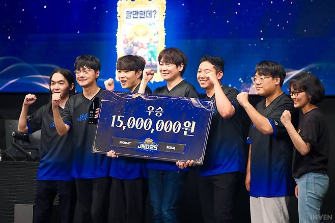 ▲ 우승팀 할만한데?와 치지직 김정미 셀장
김정미 셀장은 이날 12월 인챈트의 리그 오브 레전드 대회 진행을 알리기도 했다