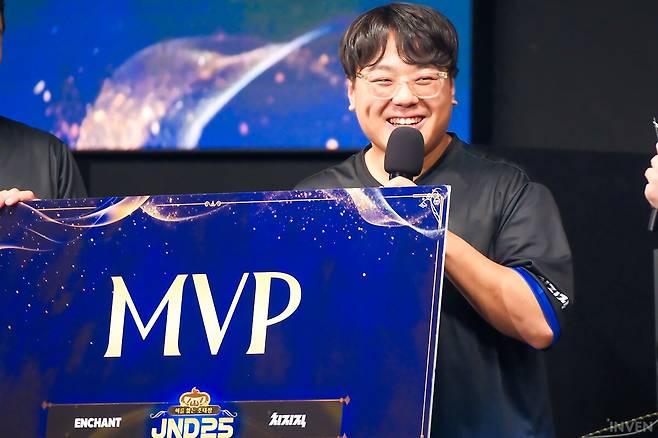 ▲ 대회 MVP는 전 경기 인상적인 픽과 고른 활약을 펼친 큐베가 차지했다