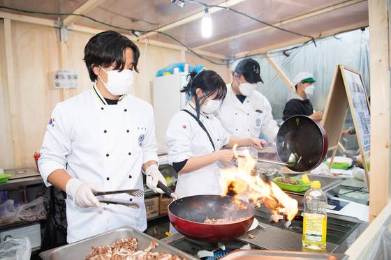 지난해 11월 경북 구미시에서 열린 구미라면축제에서 라면레스토랑 참가 업체 관계자들이 라면에 들어갈 재료를 요리하고 있다. 사진 구미시